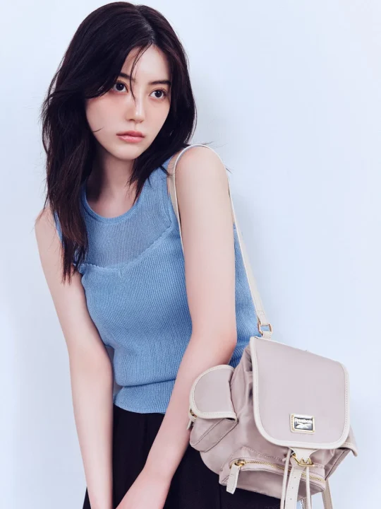 ブルーのトップスとReebokリュックの女性