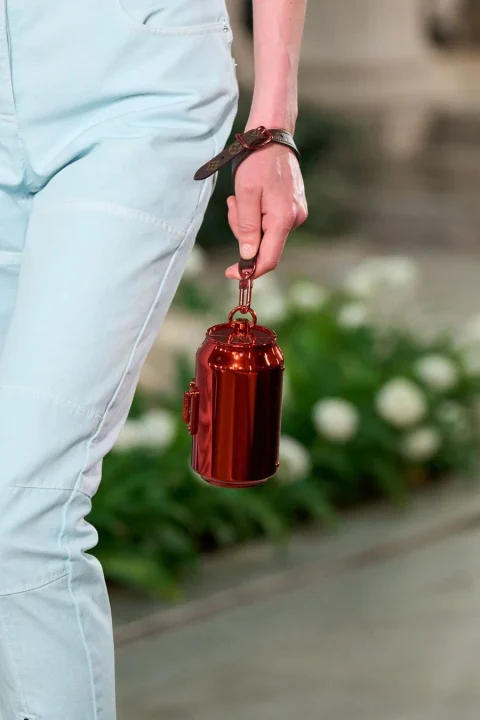 光沢のある赤い缶型のミニバッグ