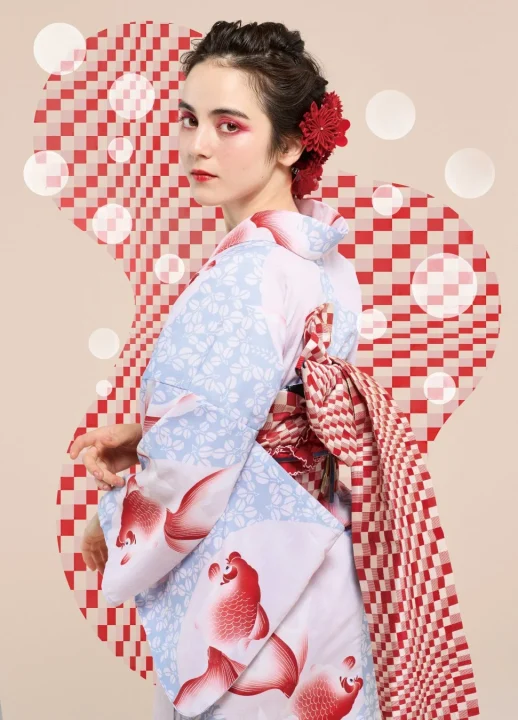 金魚柄浴衣の女性