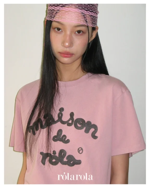 maison de rola Tシャツの女性