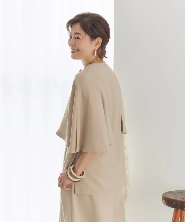 ベージュのセットアップを着用した女性