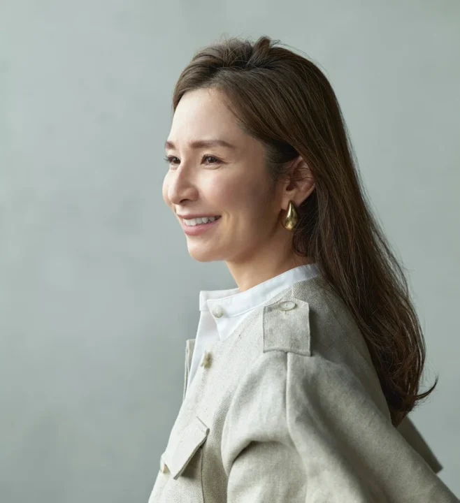 笑顔で横を向いている女性のポートレート。