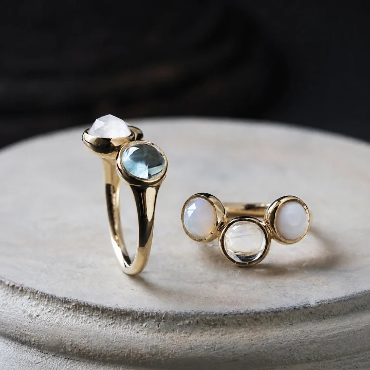 ムーンストーンやアクアマリンがあしらわれたゴールドリング