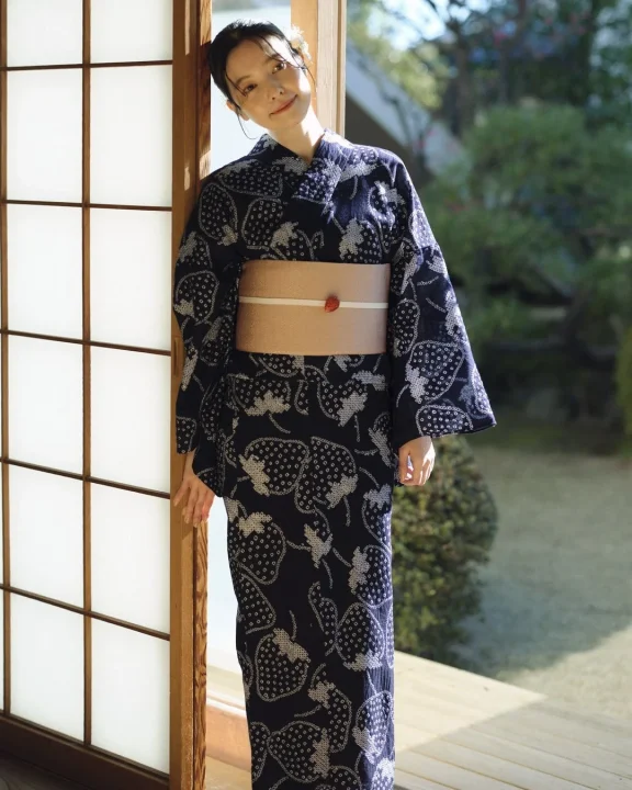 紺色のいちご柄浴衣の女性