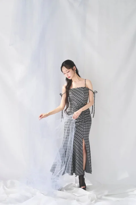 チェック柄のロングワンピースを着用した女性