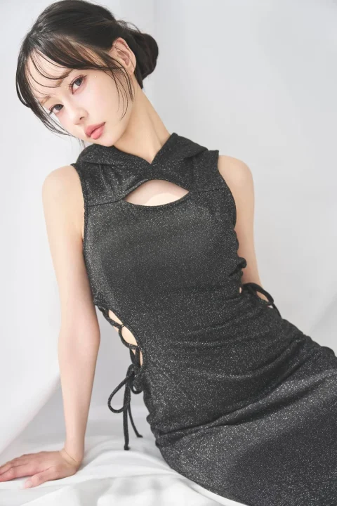 黒いキラキラした素材のドレスを着用した女性