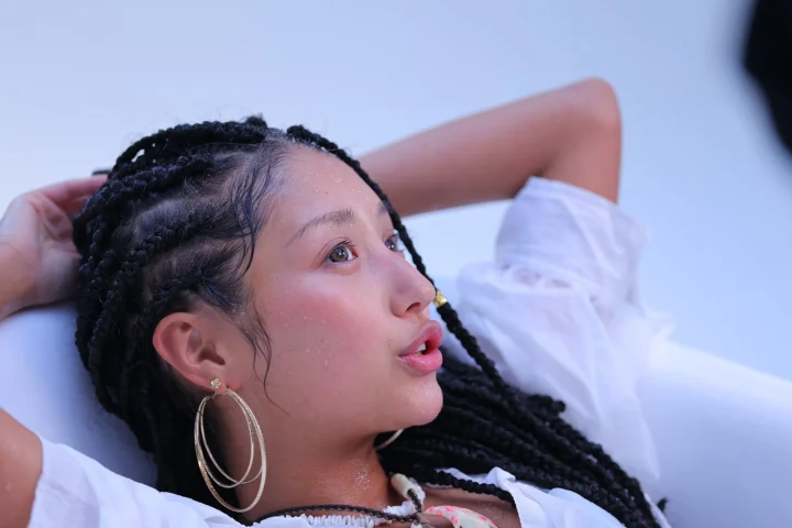 濡れた肌とブレイズヘアのMOMOAさんの横顔
