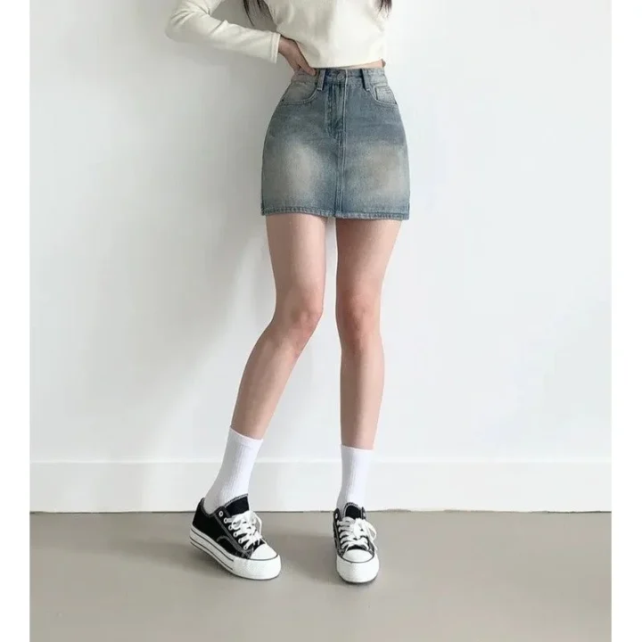 白トップスとデニムミニスカート
