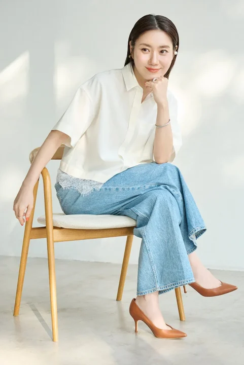 白いシャツとジーンズを着用したアジア人女性