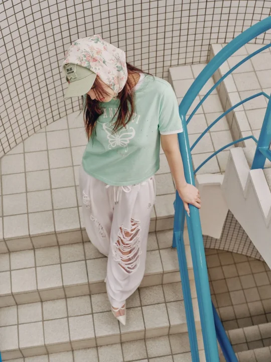 ミントグリーンTシャツのカジュアルスタイル