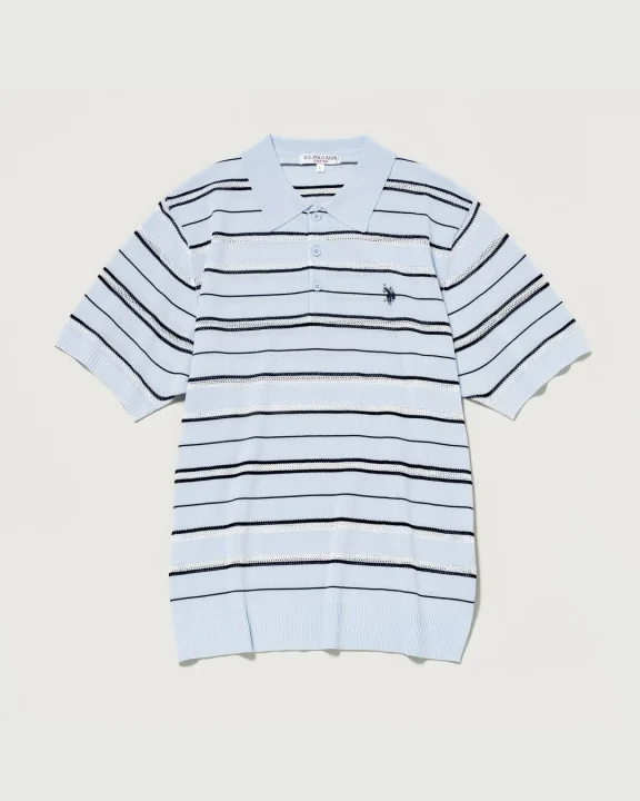 水色に黒と白のストライプが入った半袖ニットポロシャツ。左胸にU.S. POLO ASSN.のロゴ刺繍があり、カジュアルで爽やかな印象を与えるアイテムです。