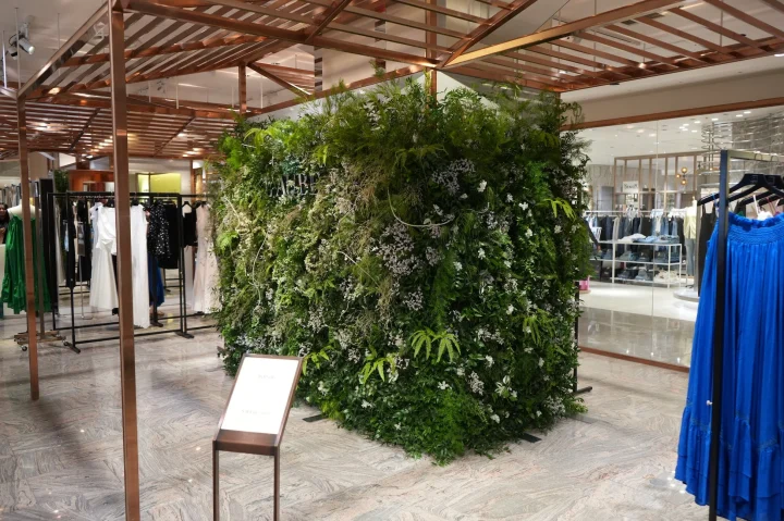 アパレルショップ内に設置された、植物で覆われた大きなディスプレイ