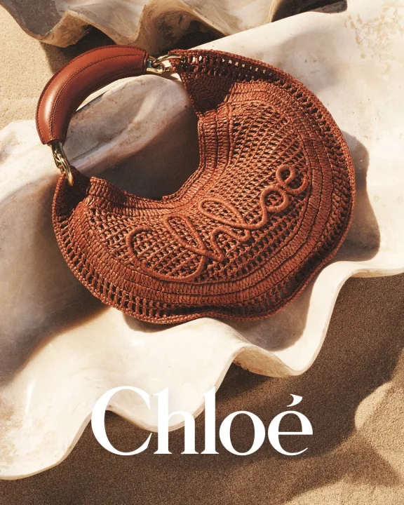 ラフィアバッグ、貝殻、砂浜、Chloéロゴ