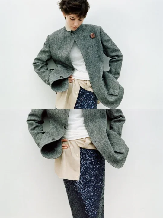 グレーのジャケットとシークインスカートの女性
