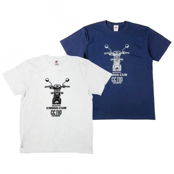 白と紺色のTシャツが2枚並んでいます。それぞれのTシャツには、ホンダのクロスカブCC110のイラストと関連する文字がデザインされています。