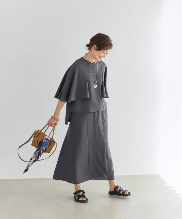 グレーのセットアップを着用した女性