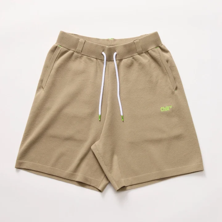 ベージュのショートパンツ