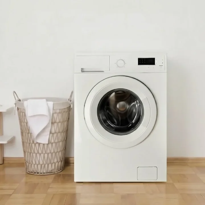 白いドラム式洗濯機と洗濯物が入ったカゴ