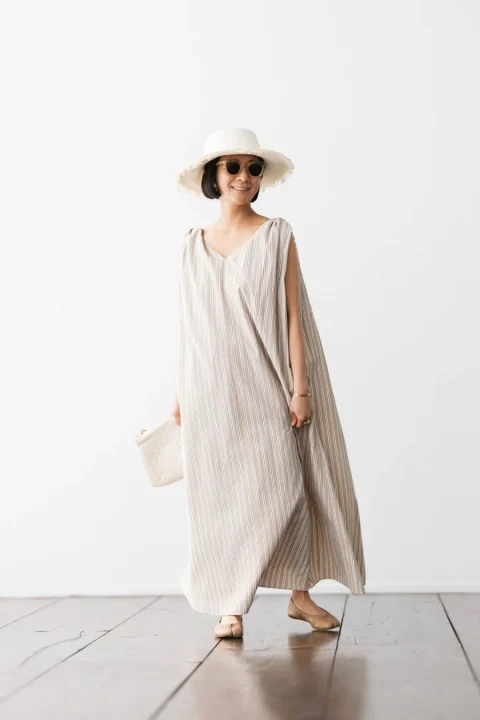 女性がストライプワンピースを着て立っている画像