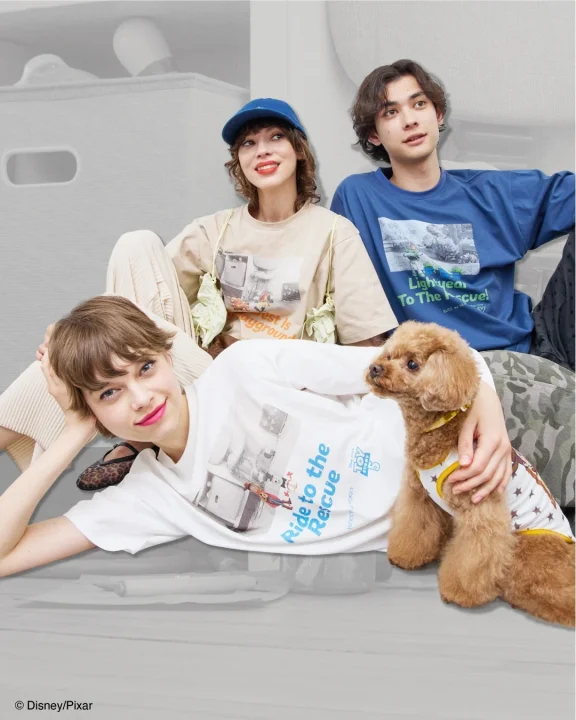 トイ・ストーリーデザインのTシャツを着た人々