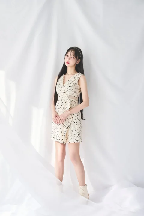 水玉模様のロンパースを着用した女性