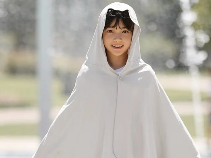 フード付きポンチョを着た子供