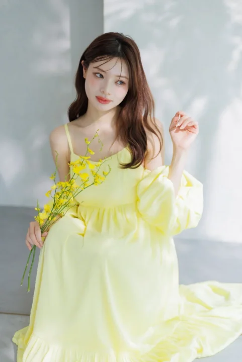 黄色のドレスを着た女性