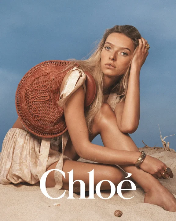 女性、砂浜、ストローバッグ、Chloéロゴ