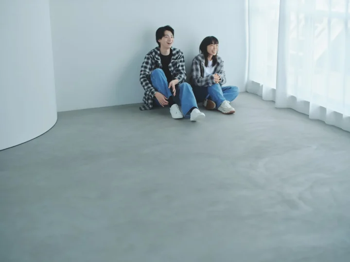 リラックスした雰囲気の男女