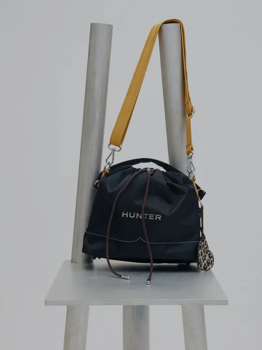黒い巾着型ショルダーバッグ