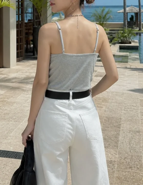 Re:EDIT Wellnessのブラトップを着用した女性モデルの後ろ姿
