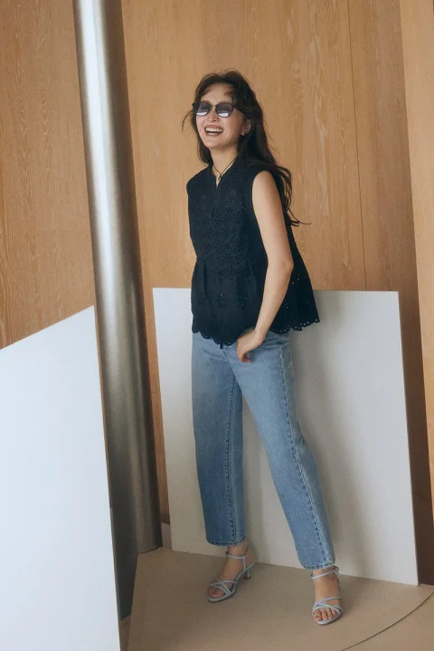 サングラスをかけデニムを着用した女性
