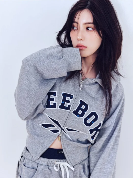 グレーのフーディとスカートの女性