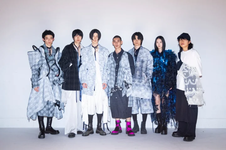 個性的なファッションを披露するモデルたち