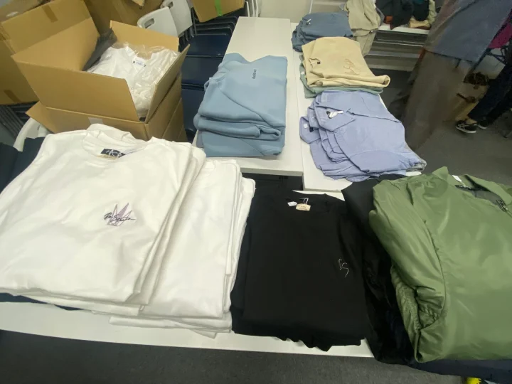 衣料品、アパレル、ファッション、Tシャツ、スウェット、ジャケット、商品、在庫、小売、新商品、様々な色、折り畳まれた服