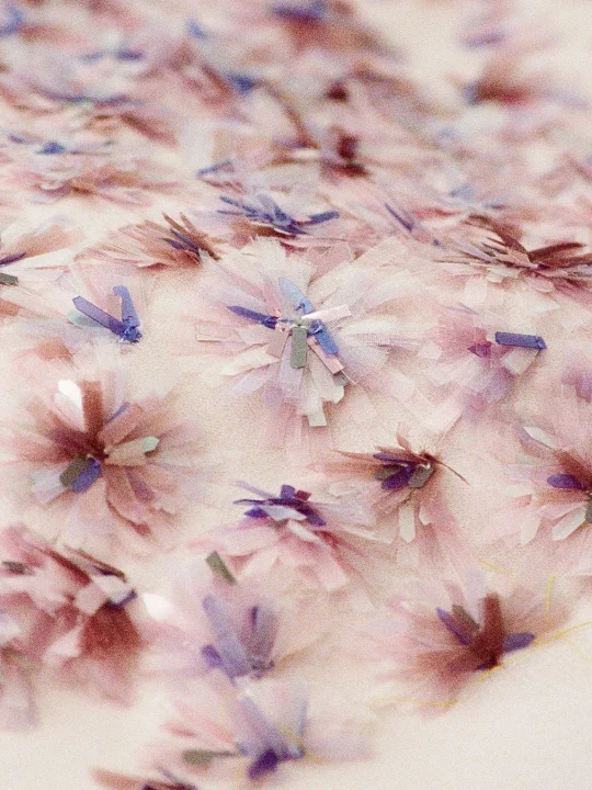 繊細な花びらのような装飾が施された布地