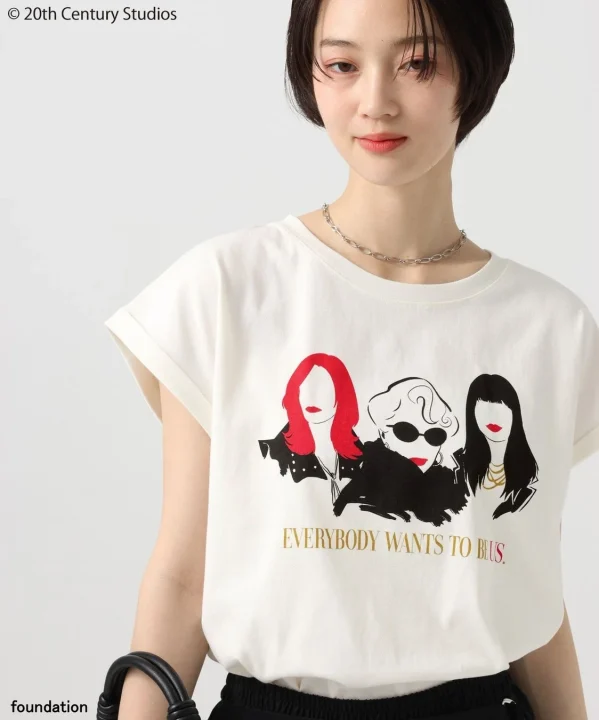オフホワイトのTシャツ