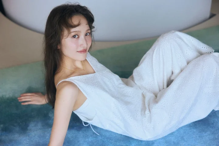 白い透かし編みのワンピースを着た女性