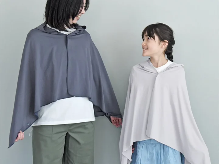 フード付きポンチョを着用した親子