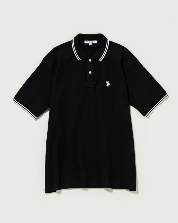 白と黒のストライプが入った襟と袖口が特徴の黒いポロシャツです。胸元にはU.S. POLO ASSN.のロゴが刺繍されており、シンプルな背景で商品の特徴が際立っています。