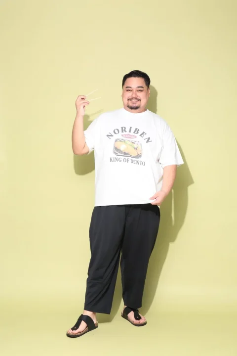 のり弁Tシャツと黒パンツ