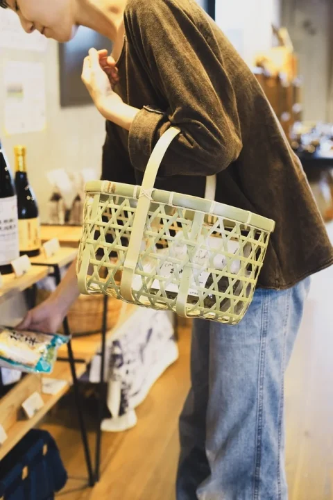 沐朴 買い物かごを持つ人