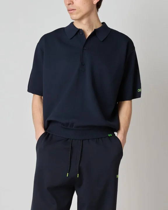 ネイビーのSmooth Tech Knit Poloを着用した男性モデル