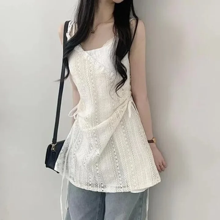 白いレース編みのキャミソールトップスを着用した女性のカジュアルな夏のコーディネート