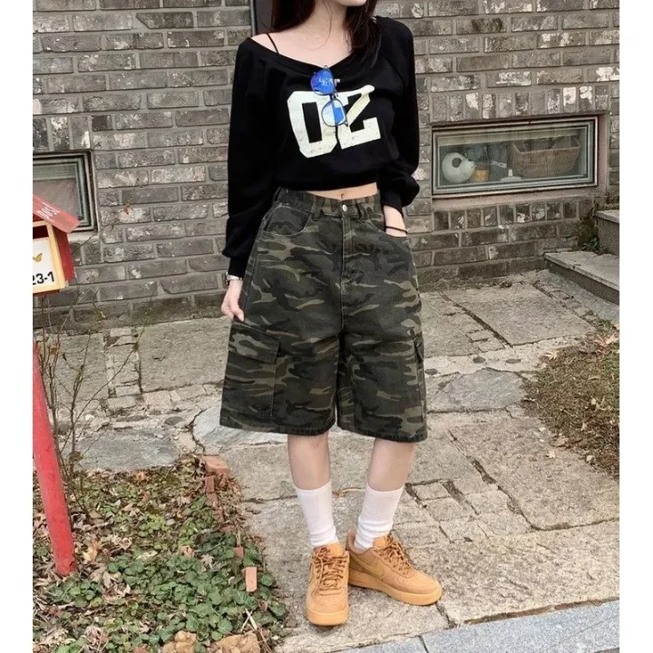オフショルダートップスと迷彩柄カーゴショーツ