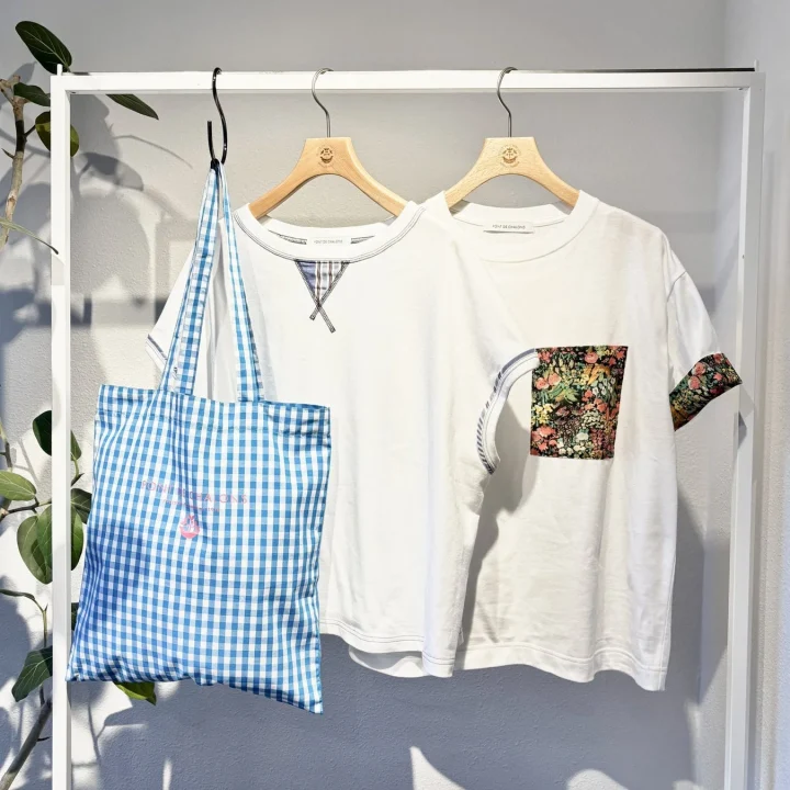 Tシャツとトートバッグのディスプレイ