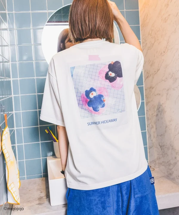 テディベアがプリントされた白いTシャツを着た人物