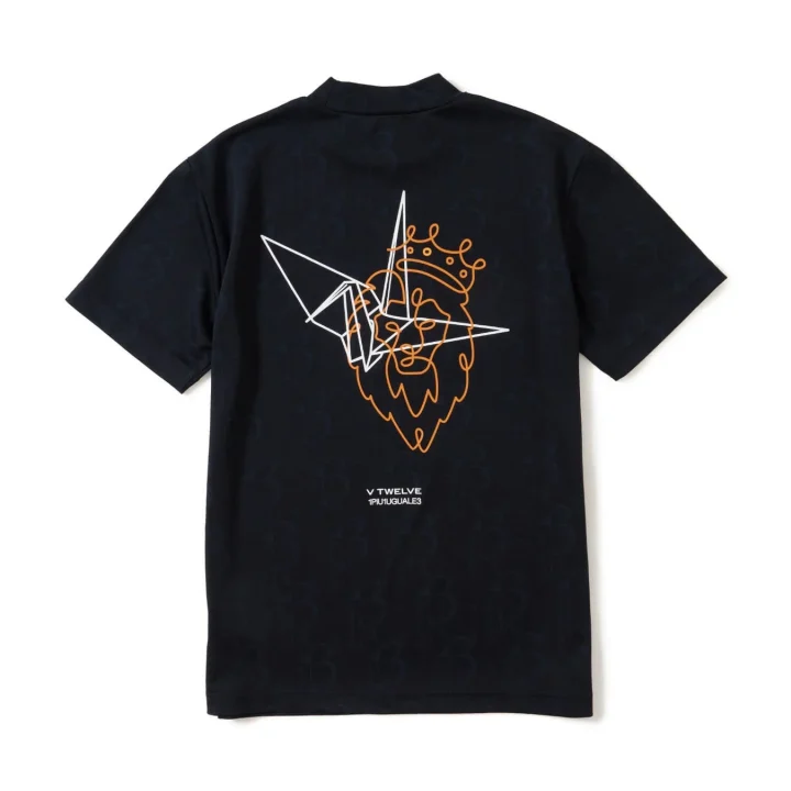 ライオンと折り鶴がデザインされた黒いTシャツ