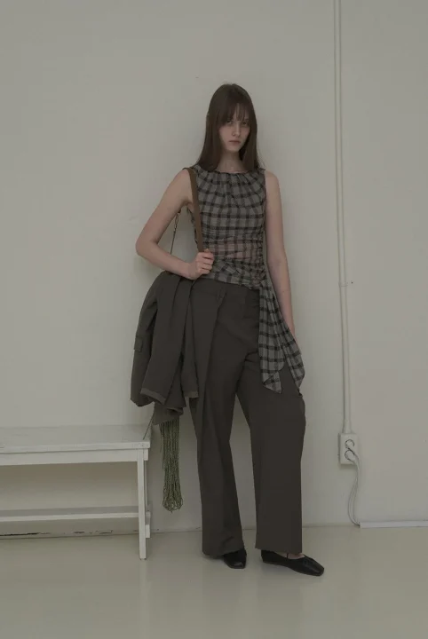 女性モデル、チェック柄トップス、ワイドパンツ