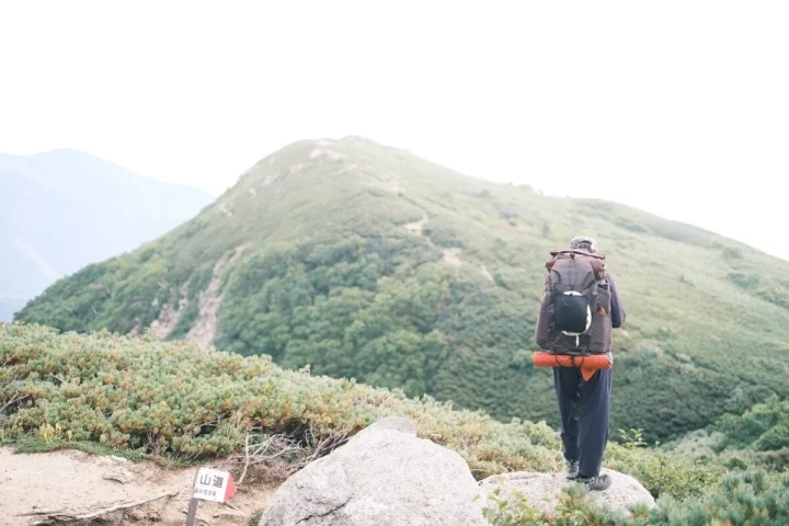 山道を歩く人物